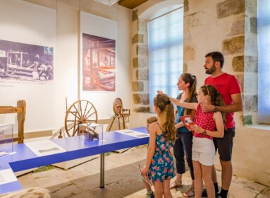 Famille au musée du château de Flers