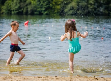 Enfants à la plage de Ferté-Plage à la Ferté-Macé