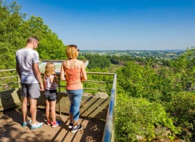 Famille sur le sentier nature au mont de Ceriy