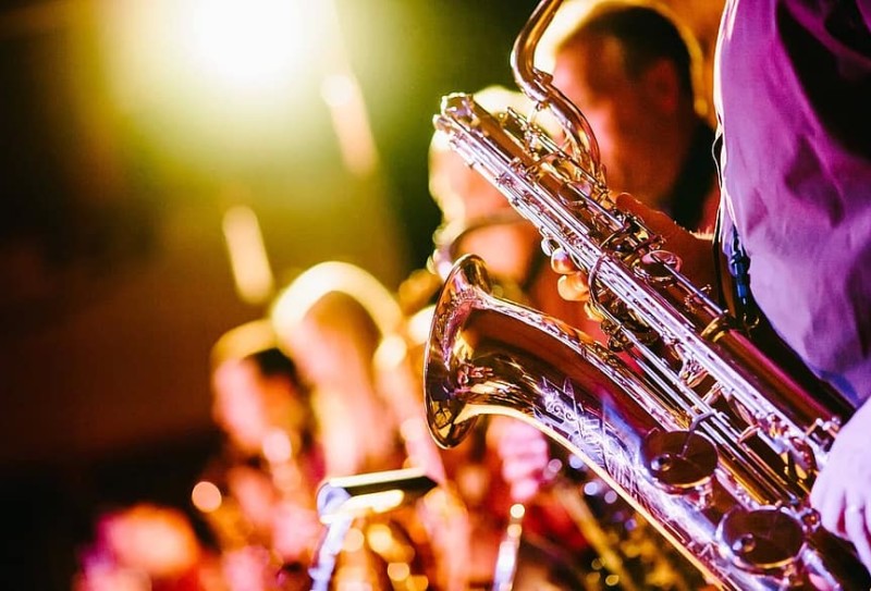 band-music-musical-instruments-saxophones-horns-concert-show-entertainment-musicians