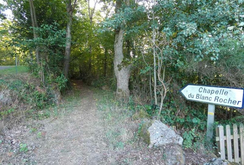 la-chapelle-du-blanc-rocher-acces-800×543